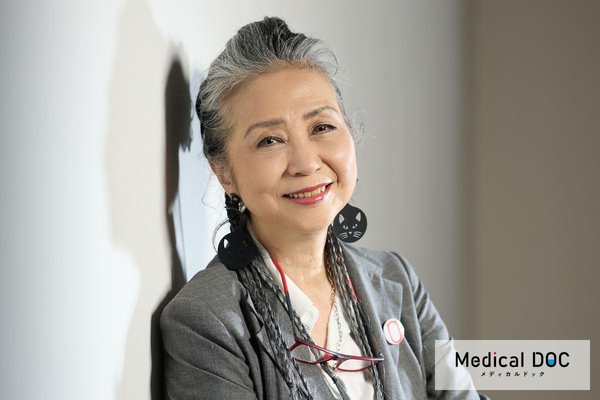 内田春菊、大腸がん治療で「人工肛門」に。“思っているより大変じゃない”生活の実態とは