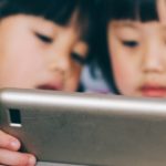 子どものゲームやスマホの長時間使用で斜視の相談増加!? 眼科医が影響を解説